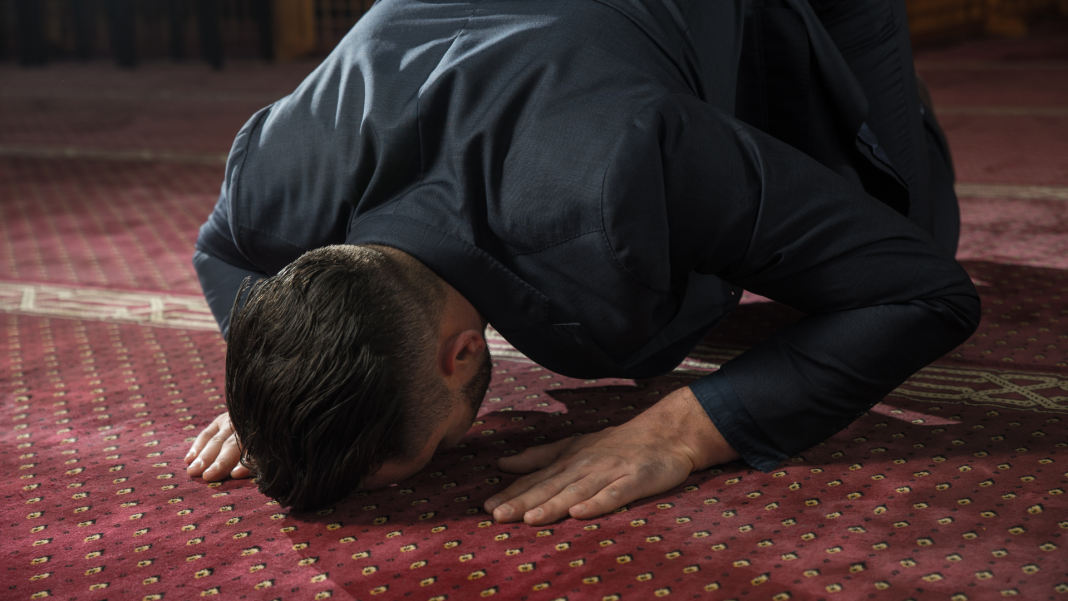 প্রাপ্তবয়স্ক মুসলমানের ওপর নামাজ ফরজ। ছবি: সংগৃহীত