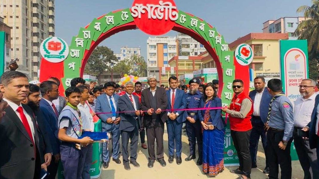 চাঁদপুরে ‘হ্যাঁ’ ভোটের প্রচারণা মেলার উদ্বোধন করছেন অর্থ উপদেষ্টা ড. সালেহউদ্দিন আহমেদ।