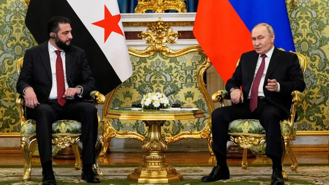 রাশিয়ার মস্কোয় বুধবার সিরিয়ার প্রেসিডেন্ট আহমেদ আল-শারার সঙ্গে বৈঠক করেন রুশ প্রেসিডেন্ট ভ্লাদিমির পুতিন। ছবি: রয়টার্স