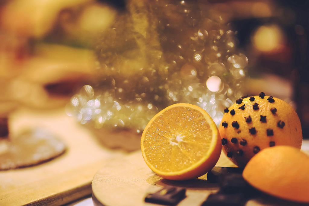 প্রাচীন রোমান উৎসব ‘স্যাটারনালিয়া’র সময় কমলার খোসা ও দারুচিনি পোড়ানো হতো। ছবি: পেক্সেলস