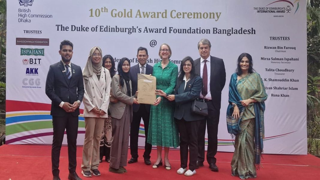 ডিউক অব এডিনবার্গ গোল্ড অ্যাওয়ার্ড গ্রহণ করছেন চবি শিক্ষার্থীরা। ছবি: সংগৃহীত