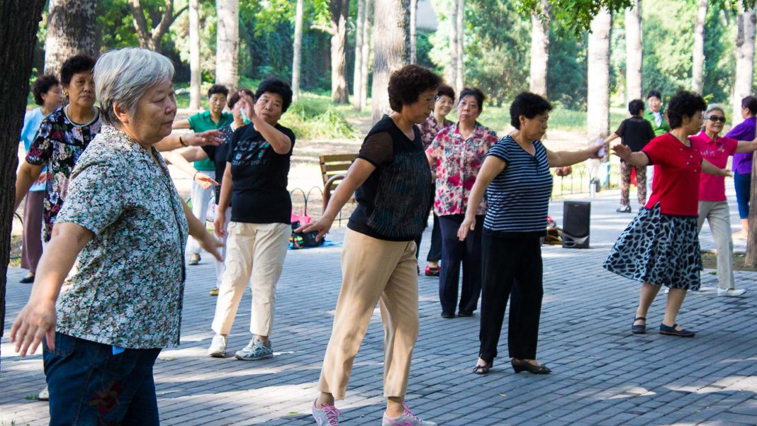 চীনা ব্যায়াম শরীর ও মন সতেজ রাখতে সাহায্য করে। ছবি: সংগৃহীত