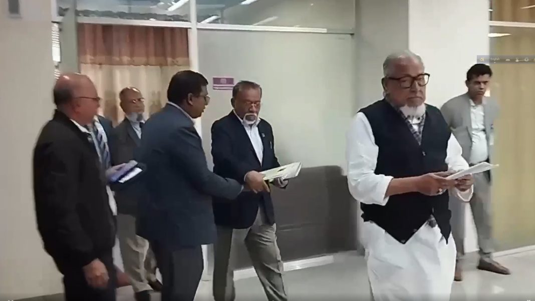 নির্বাচন কমিশন ভবনে সিইসির কক্ষে প্রবেশ করছেন বিএনপির স্থায়ী কমিটির সদস্য ও নির্বাচন পরিচালনা কমিটির প্রধান নজরুল ইসলাম খান।