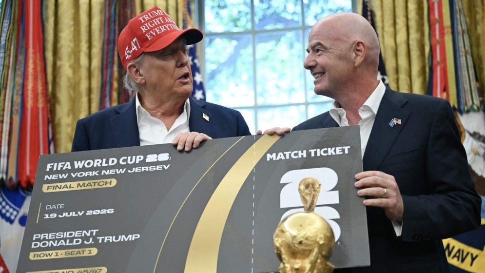 ২০২৬ বিশ্বকাপের ট্রফি ও প্রতীকী টিকিট হাতে ট্রাম্প/ফাইল ছবি