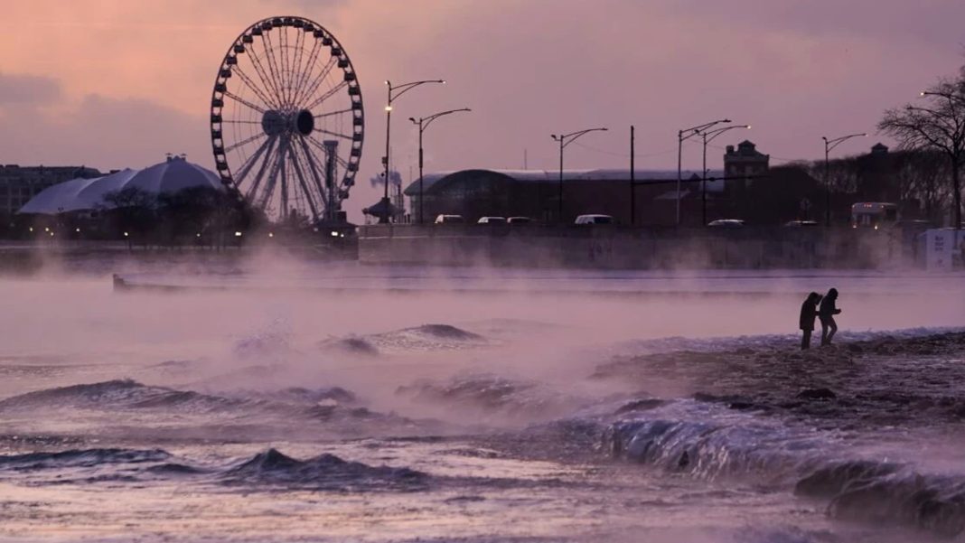 শুক্রবার (২৩ জানুয়ারি) শিকাগোর মিশিগান হ্রদের বরফে ঢাকা উপকূল ধরে মানুষ হেঁটে যাচ্ছে। ছবি: এপি