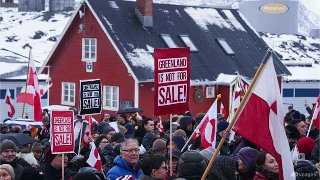 গ্রিনল্যান্ডের নুউকে মার্কিন কনস্যুলেটের সামনে গ্রিনল্যান্ড নিয়ে ট্রাম্পের নীতির বিরুদ্ধে বিক্ষোভ করছে বাসিন্দারা।