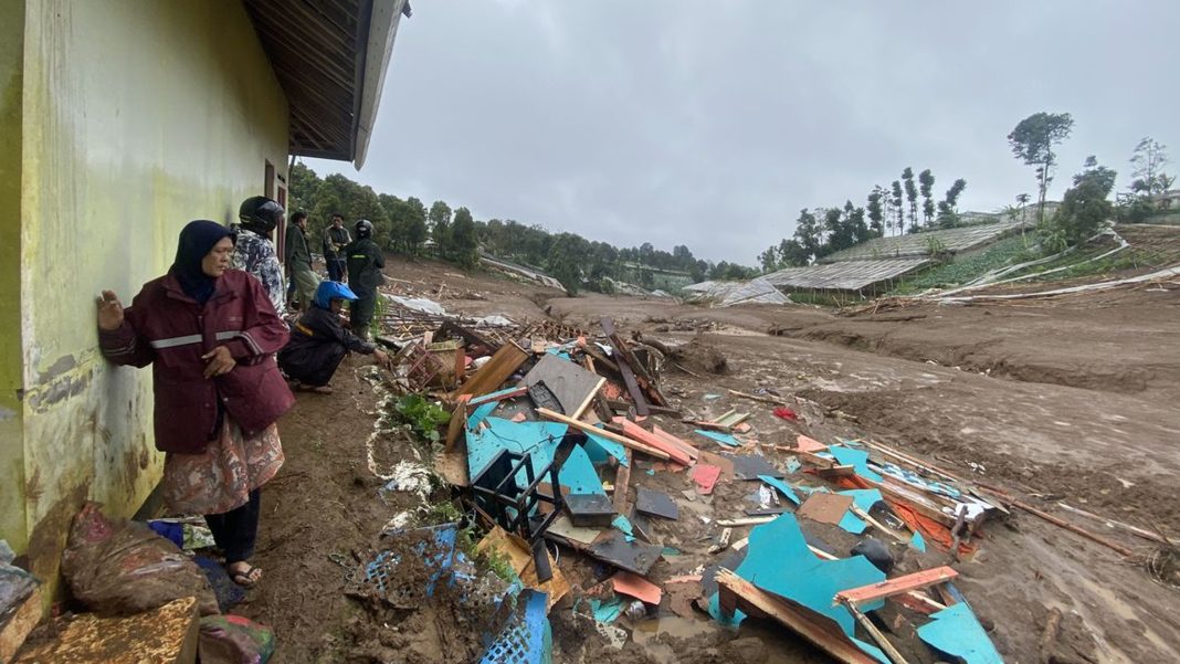 নতুন করে প্রানহাণির আশঙ্কায় ভূমিধসপ্রবণ এলাকাগুলো থেকে বাসিন্দাদের সরিয়ে নেয়ার নির্দেশ দিয়েছে স্থানীয় কর্তৃপক্ষ। ছবি: সংগৃহীত