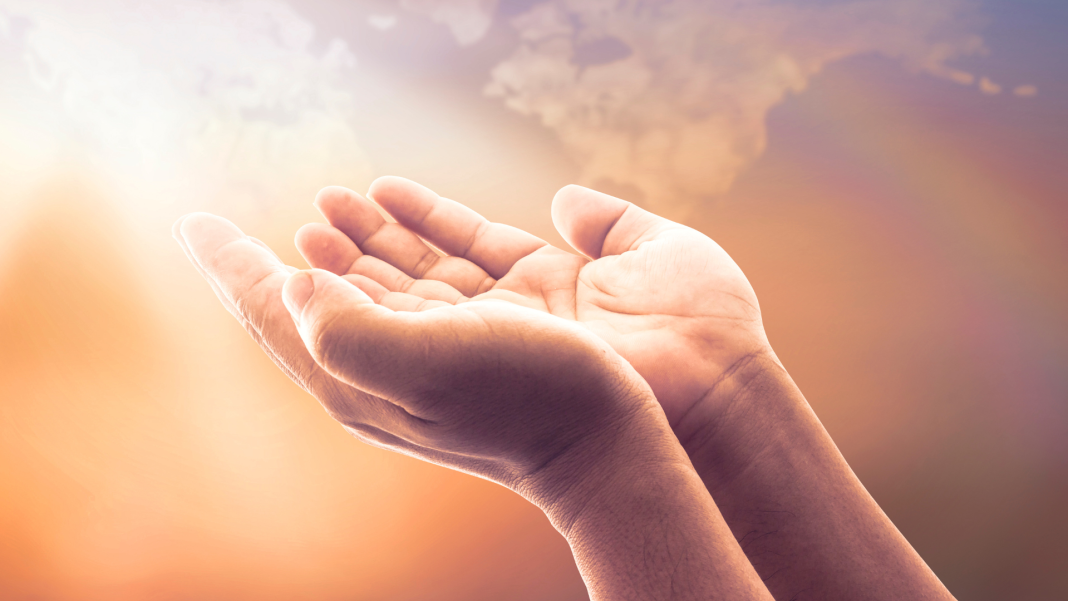 মহান আল্লাহ মানুষের হেদায়েতের জন্য নবীজি সল্লাল্লাহু আলাইহি ওয়াসাল্লামের কাছে কোরআন পাঠিয়েছেন। ছবি: সংগৃহীত