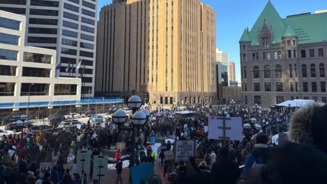 রোববার (২৫ জানুয়ারি) অ্যালেক্স প্রেট্টির মৃত্যুর প্রতিবাদে শান্তিপূর্ণ প্রতিবাদ করে যাচ্ছেন বিক্ষোভকারীরা। ছবি: বিবিসি