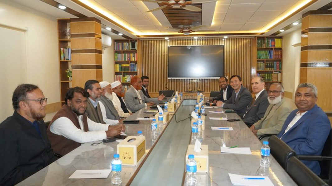 বাংলাদেশ জামায়াতে ইসলামীর আমির ডা. শফিকুর রহমানের সঙ্গে মার্কিন যুক্তরাষ্ট্রের সাবেক স্টেট সেক্রেটারি মি. অ্যালবার্ট টি. গম্বিসের নেতৃত্বে প্রতিনিধি দলের বৈঠক হচ্ছে।