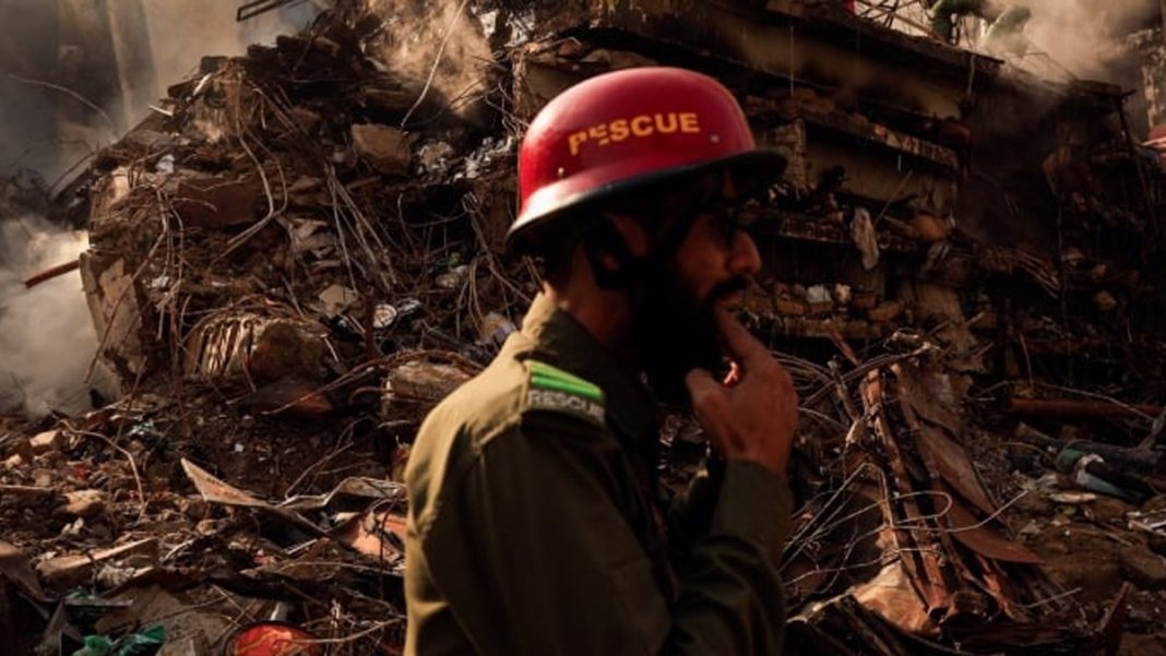 ভয়াবহ এই অগ্নিকাণ্ডে প্রাণহানি বেড়ে ৬০ জনে পৌঁছেছে। ছবি: রয়টার্স