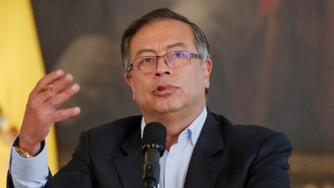 কলম্বিয়ার বিরুদ্ধে যুক্তরাষ্ট্রের সামরিক পদক্ষেপকে ‘বাস্তব হুমকি’ হিসেবে দেখছেন দেশটির প্রেসিডেন্ট গুস্তাভো পেত্রো।