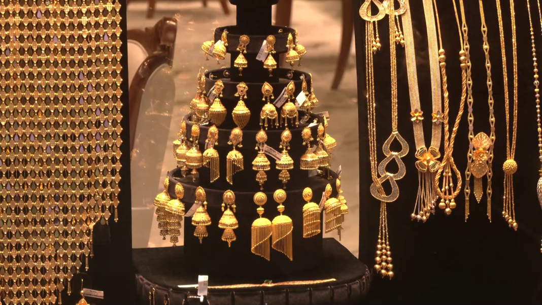 সবশেষ সমন্বয়ে স্বর্ণের ভরিতে ১ হাজার ৫০ টাকা বাড়িয়েছে বাজুস। ফাইল ছবি