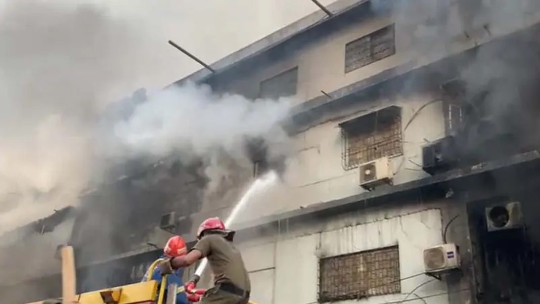 স্থানীয় সময় শনিবার (১৭ জানুয়ারি) রাতে এমএ জিন্নাহ রোডের গুল প্লাজা শপিংমলে এ অগ্নিকাণ্ডের ঘটনা ঘটে। ছবি: সংগৃহীত