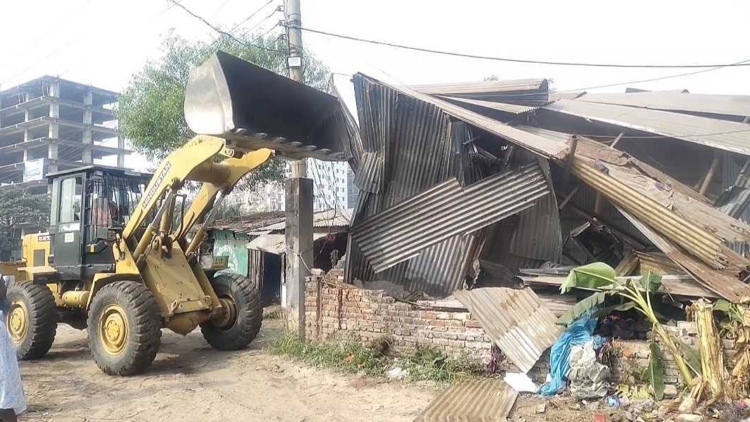 ঢাকা-চট্টগ্রাম মহাসড়কের পাশে অবস্থিত অর্ধশতাধিক অবৈধ স্থাপনা উচ্ছেদ করেছে সওজ।