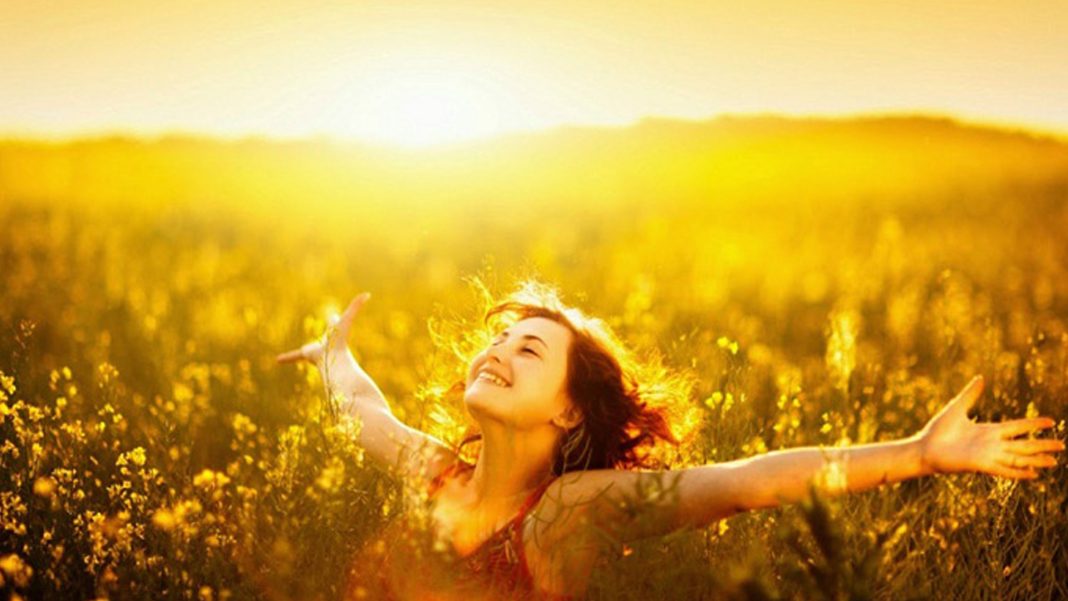 ভিটামিন ডি-র ঘাটতি পূরণে সবচেয়ে সহজ আর দ্রুত কাজ করে সূর্যস্নান। ছবি: সংগৃহীত