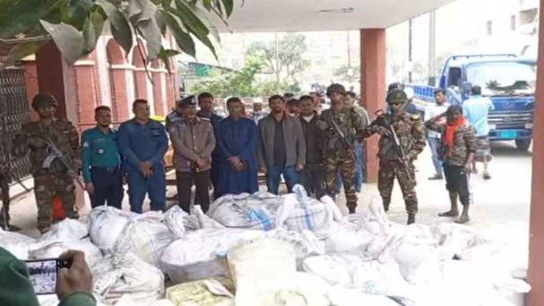 বাস থেকে জব্দ করা জাটকা।