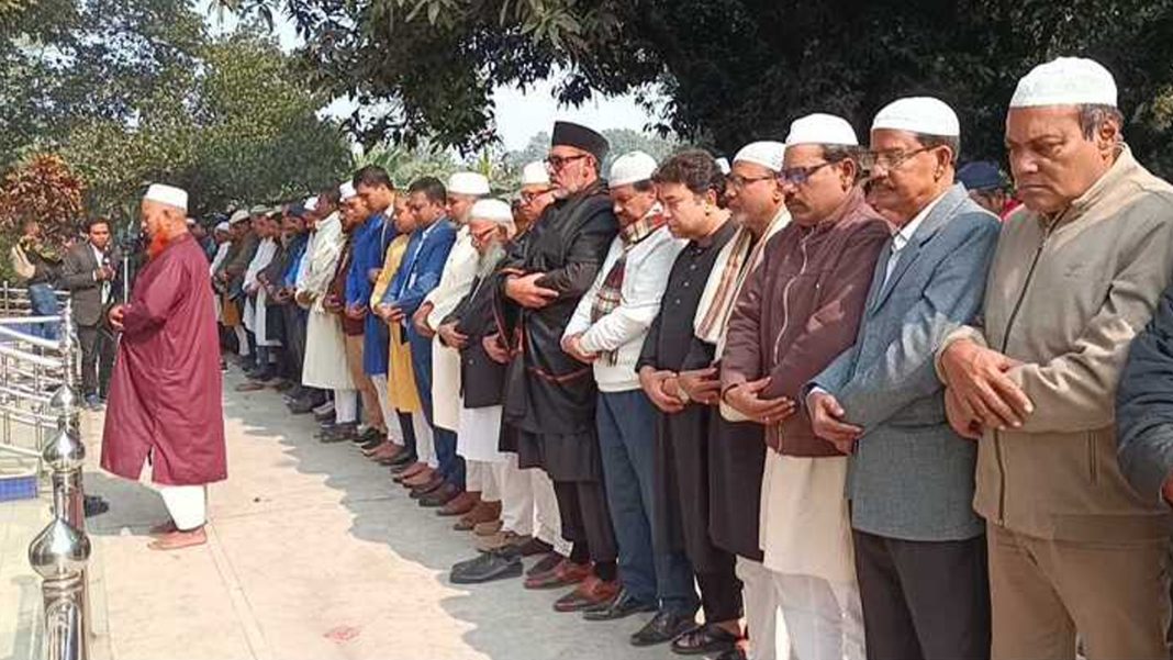 সেনা হেফাজতে মৃত চুয়াডাঙ্গার জীবননগর পৌর বিএনপির সাধারণ সম্পাদক শামসুজ্জামান ডাবলুর জানাজায় মানুষের ঢল।