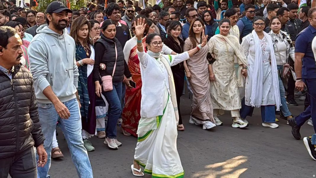 দক্ষিণ কলকাতার যাদবপুরে প্রায় ৮ কিলোমিটার পথ পায়ে হেঁটে বিজেপির বিরুদ্ধে প্রতিবাদ মিছিলের নেতৃত্ব দেন পশ্চিমবঙ্গ রাজ্যের মুখ্যমন্ত্রী মমতা বন্দ্যোপাধ্যায়। ছবি: সংগৃহীত