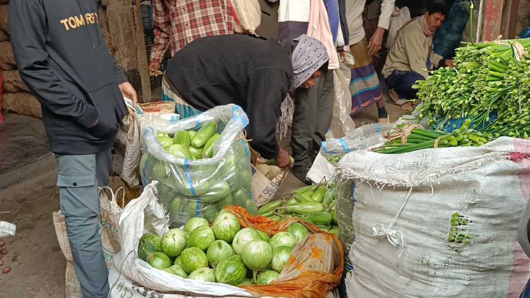 বাজারে সরবরাহ কম থাকায় সবজির দাম বেড়েছে বলে জানান ব্যবসায়ীরা।