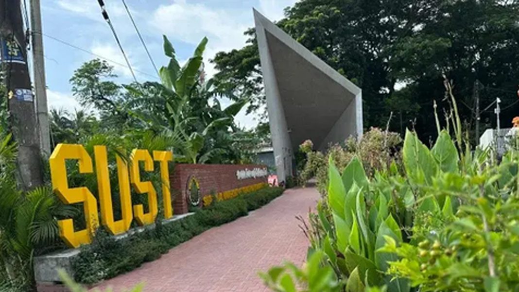 যথাসময়ে নির্বাচনের জন্য সোমবার মধ্যরাতে আন্দোলনে নামে শিক্ষার্থীরা।