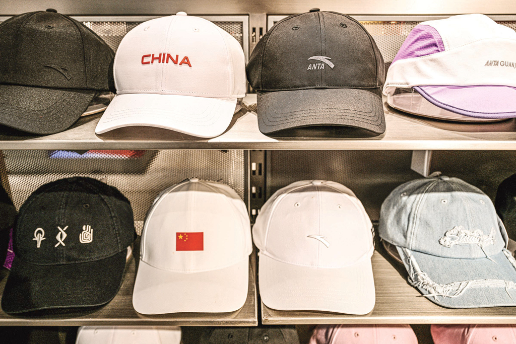 সাংহাইয়ের হুয়াংপুয়ে একটি অ্যান্টা স্টোর। চীনের ক্রীড়াসামগ্রীর প্রতিষ্ঠান অ্যান্টা স্পোর্টস ১.৭৯ বিলিয়ন মার্কিন ডলারে জার্মানির ঐতিহ্যবাহী স্পোর্টসওয়্যার ব্র্যান্ড পুমার শেয়ার কিনবে। ছবি: এএফপি