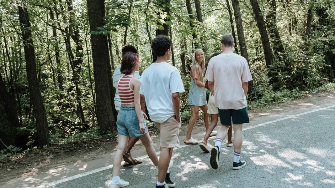 হাঁটাহাঁটি করে যান্ত্রিক জীবনের ব্যস্ততা আর চারদেয়ালের বন্দিদশা কাটিয়ে নেওয়া যায়। প্রতীকী ছবি: পেক্সেলস