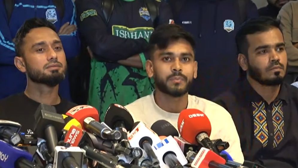 সংবাদ সম্মেলনে কোয়াব সভাপতি মোহাম্মদ মিঠুন (বামে), পাশে আছেন মেহেদী হাসান মিরাজ ও শামসুর রহমান/সংগৃহীত