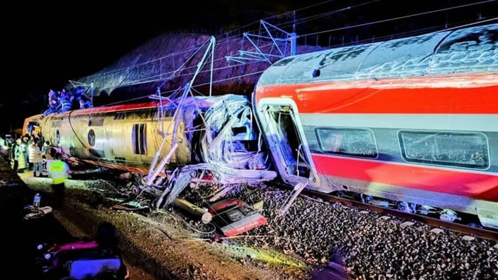 স্পেনে ভয়াবহ ট্রেন দুর্ঘটনা