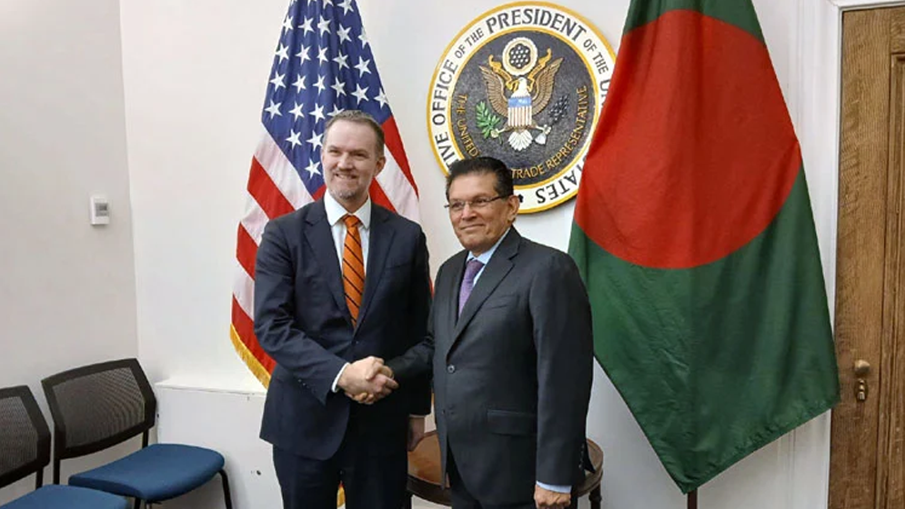 ওয়াশিংটন সফররত নিরাপত্তা উপদেষ্টা ড. খলিলুর রহমানের সাথে যুক্তরাষ্ট্রের বাণিজ্য প্রতিনিধি (ইউএসটিআর) রাষ্ট্রদূত জেমিসন গ্রিয়ার সাক্ষাৎ করেন। ছবি: সংগৃহীত