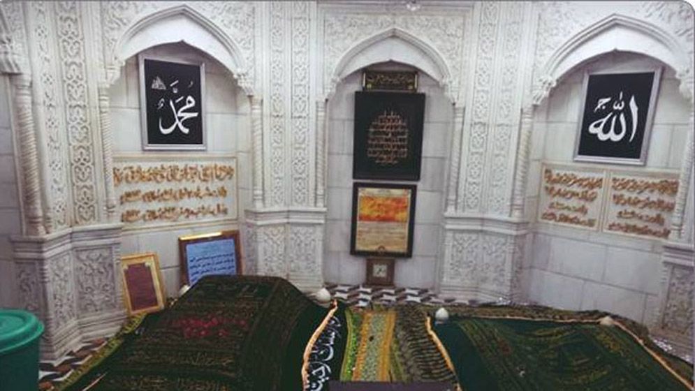 অন্ধকারে আলোর দিশারি