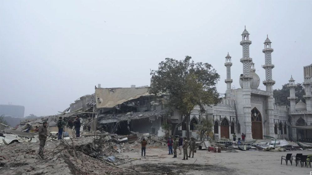 ভারতের দিল্লির রামলিলা ময়দান এলাকায় একটি মসজিদ ও কবরস্থান সংলগ্ন স্থাপনা অবৈধ বলে ধ্বংস করেছে স্থানীয় প্রশাসন। ছবি: এনডিটিভি