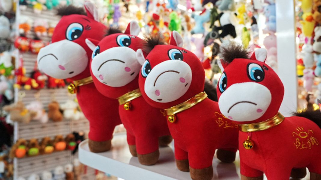 চীনের ঝেজিয়াং প্রদেশের ইয়ুতে অবস্থিত ইয়ু ইন্টারন্যাশনাল ট্রেড সিটিতে ভাইরাল খেলনা ‘কান্নারত ঘোড়া’ প্রদর্শন করা হচ্ছে। ছবি: রয়টার্স