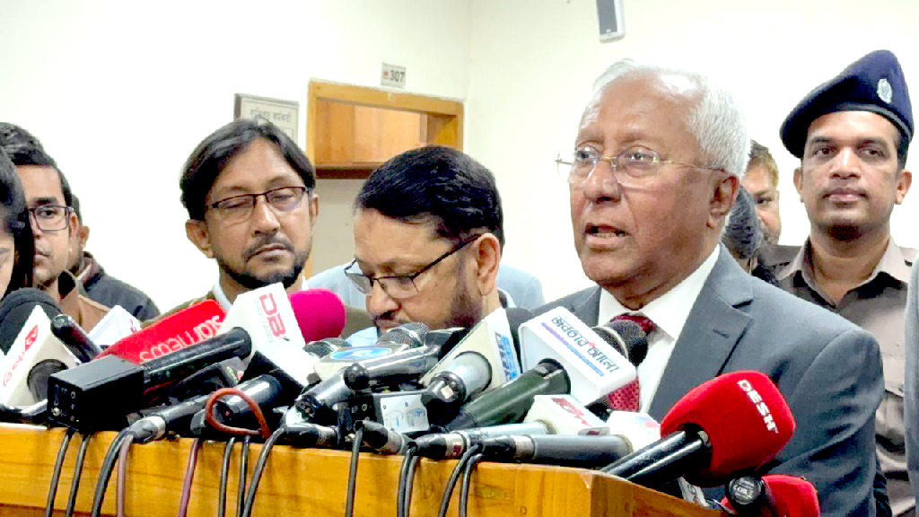 সাংবাদিকদের ব্রিফ করছেন নির্বাচন কমিশন সচিবালয়ের সিনিয়র সচিব আখতার আহমেদ।