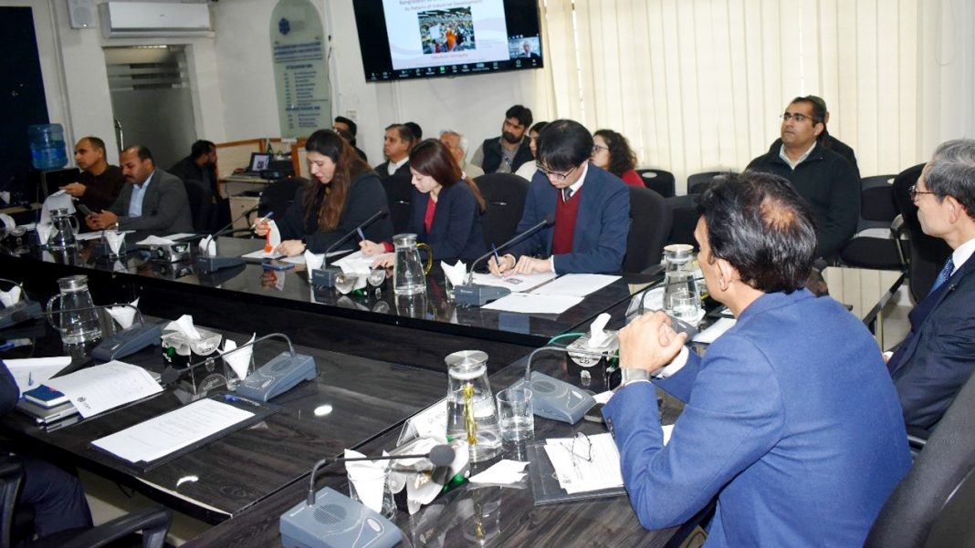 বাংলাদেশ অ্যাজ অ্যান ইস্ট এশিয়ান কান্ট্রি: ইটস প্যাটার্ন অব ইন্ডাস্ট্রিয়াল ডেভেলপমেন্ট সেমিনারে অতিথিরা।