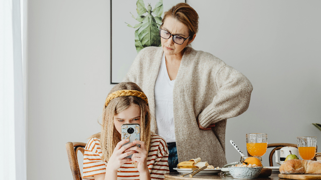 শিশুর সঙ্গে নিয়মিত যোগাযোগ রাখার উপায় খুঁজুন। ছবি: পেক্সেলস