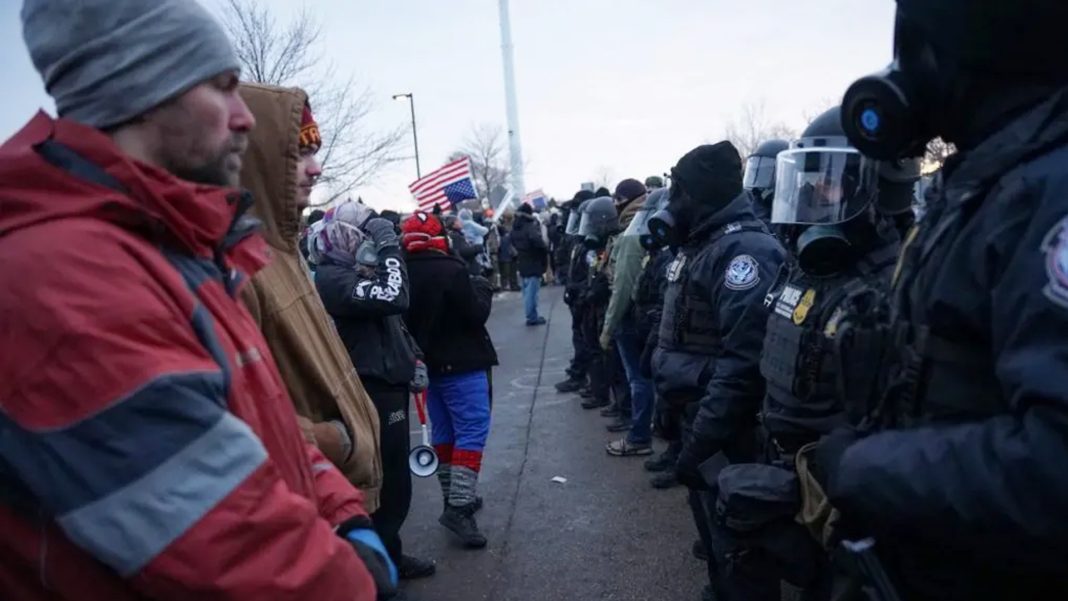 7 জানুয়ারী আইসিই এজেন্টের দ্বারা রেনি গুডের মারাত্মক শুটিংয়ের পরে মিনিয়াপোলিসে আইসিই-বিরোধী বিক্ষোভ তুঙ্গে।