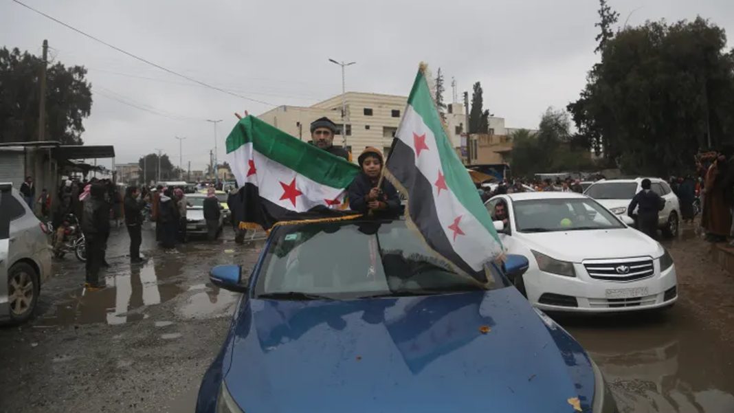 সিরিয়ার আলেপ্পো প্রদেশের দেইর হাফার শহর সিরিয়ান ডেমোক্র্যাটিক ফোর্সেসের কাছ থেকে সরকারের নিয়ন্ত্রণে আসার পর উল্লাস করছে সিরিয়ানরা।