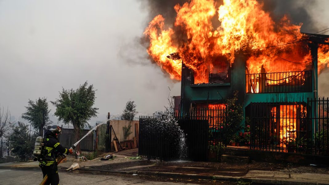 দাবানলে অন্তত ২৫০টি ঘরবাড়ি সম্পূর্ণ ধ্বংস হয়ে গেছে। ছবি: রয়টার্স।