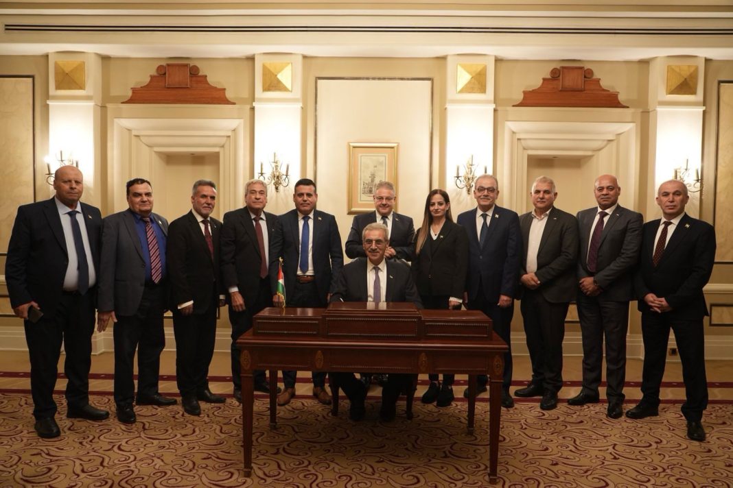 ড. আলী শাথের সঙ্গে গাজার টেকনোক্র্যাট সরকারের কতিপয় সদস্য এবং অন্যান্যরা। ছবি: এক্স