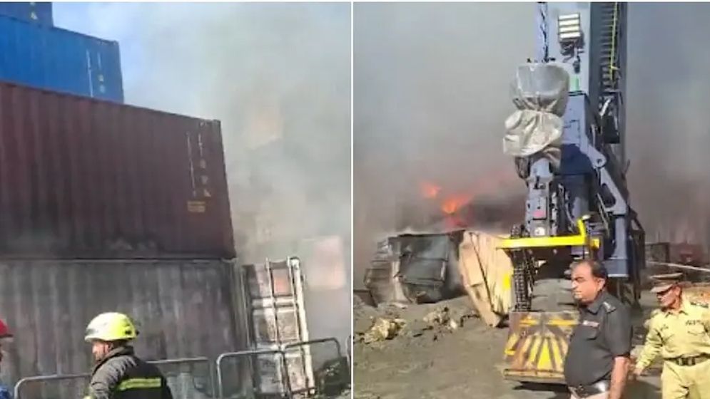 আগুনের সূত্রপাত ঘটে একটি কনটেইনারে থাকা বৈদ্যুতিক, ড্রাই কেমিক্যাল ও লিথিয়াম ব্যাটারি থেকে। ছবি: সংগৃহীত