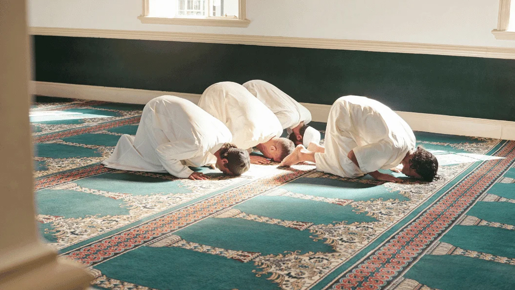 নামাজ আদায় করছেন মুসল্লিরা। ছবি: সংগৃহীত