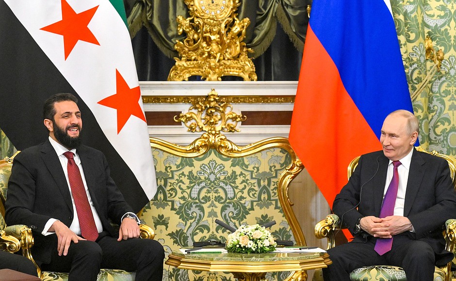 ক্রেমলিনে রাশিয়ার প্রেসিডেন্ট পুতিনের সঙ্গে সিরিয়ার প্রেসিডেন্ট আল–শারা। ছবি: ক্রেমলিন