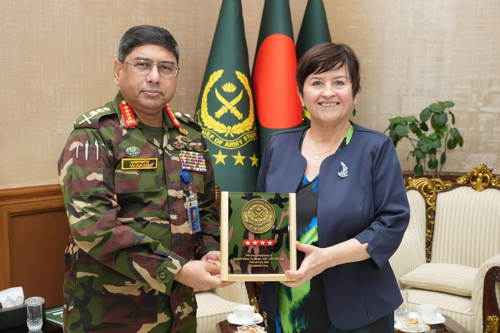 সেনাপ্রধানের সঙ্গে চেক প্রজাতন্ত্রের রাষ্ট্রদূত।