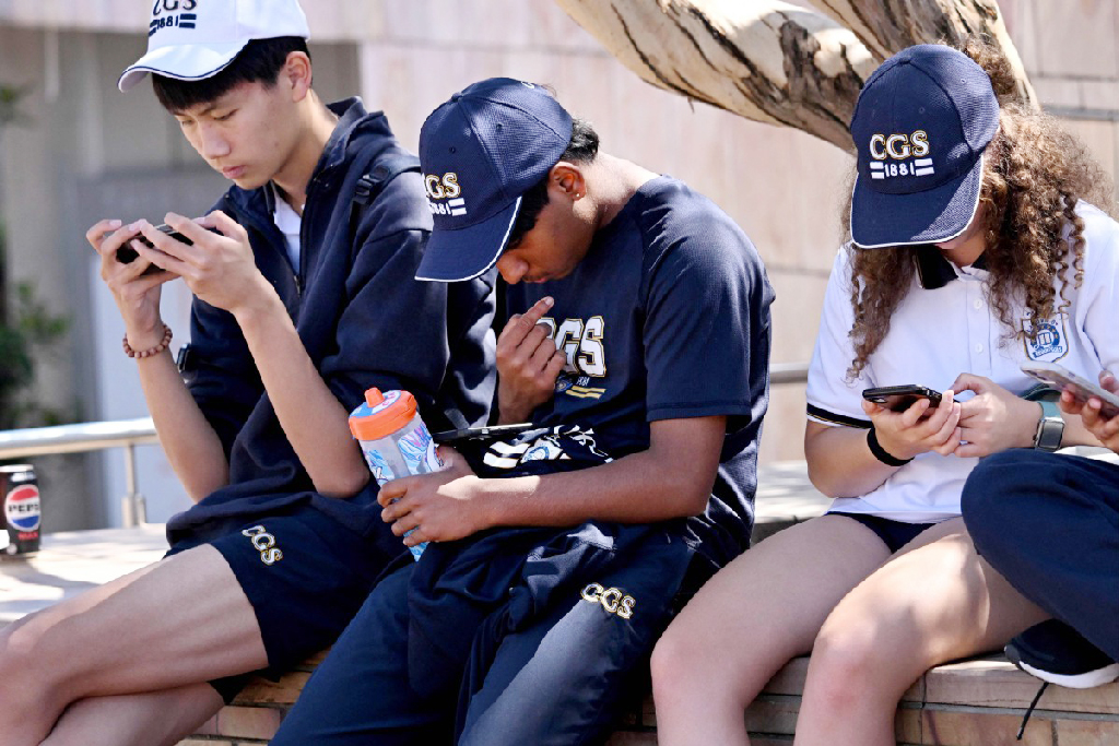 শিশু-কিশোরদের সুরক্ষায় সোশ্যাল মিডিয়া নিষিদ্ধ করার কথা ভাবছে যুক্তরাজ্য। ছবি: এএফপি