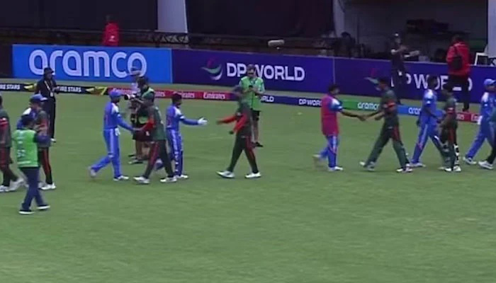 অনূর্ধ্ব-১৯ বিশ্বকাপের ম্যাচ শেষে করমর্দন করেছেন বাংলাদেশ-ভারতের ক্রিকেটাররা। ছবি: সংগৃহীত