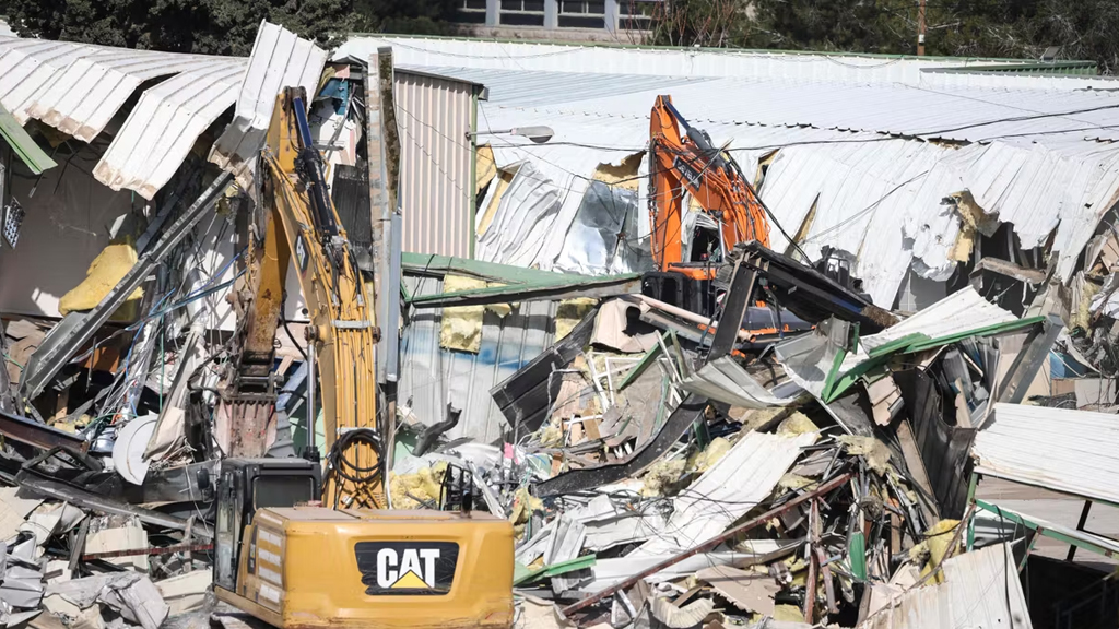 জেরুসালেমে ইসরায়েলি মন্ত্রী বেন গভিরের উপস্থিতিতে ফিলিস্তিনে ত্রাণ কার্যক্রম পরিচালনাকারী জাতিসংঘের সংস্থা ইউএনআরবডব্লিউএ–এর কার্যালয় গুঁড়িয়ে দিয়েছে ইসরায়েল।