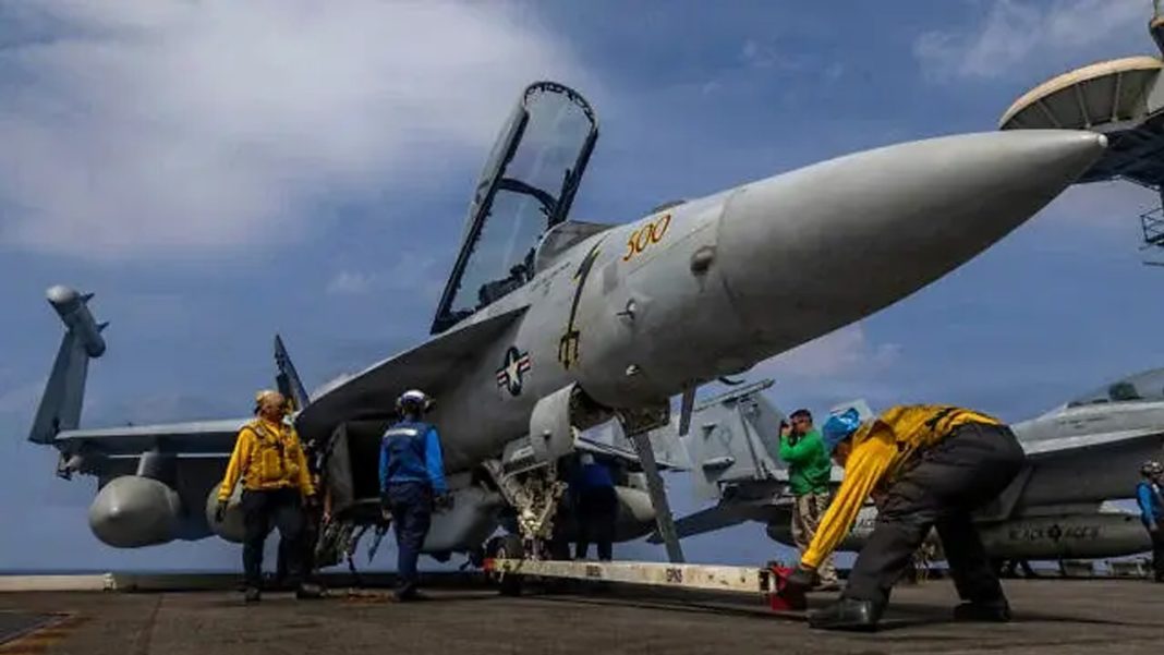 যুক্তরাষ্ট্র এরইমধ্যে অঞ্চলটিতে ডজনখানেক যুদ্ধবিমান এবং একাধিক বিমানবাহী রণতরী পাঠিয়েছে। ছবি: এপি