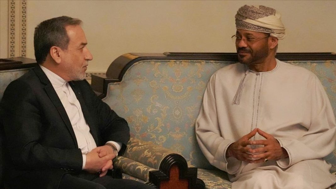 ওমানের পররাষ্ট্রমন্ত্রীর সঙ্গে ইরানের প্রতিনিধি দলের নেতৃত্ব দেন পররাষ্ট্রমন্ত্রী আব্বাস আরাঘচি। ছবি: আনাদোলু