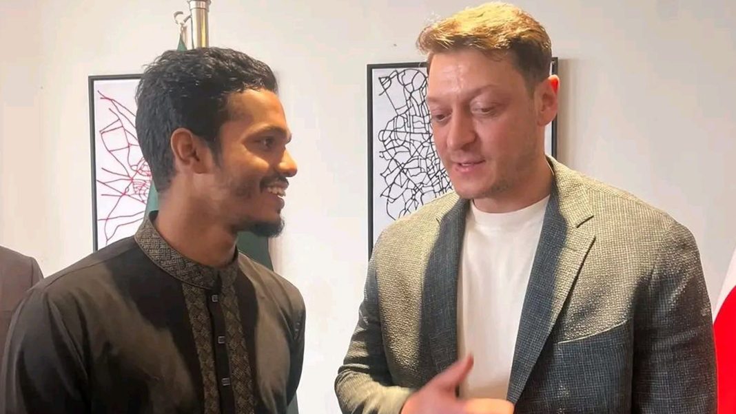 ঢাকা বিশ্ববিদ্যালয়ের মর্তুজা মেডিকেল সেন্টারে জার্মানির বিশ্বকাপজয়ী তারকা মেসুত ওজিল (ডানে)। ছবি: ফেসবুক